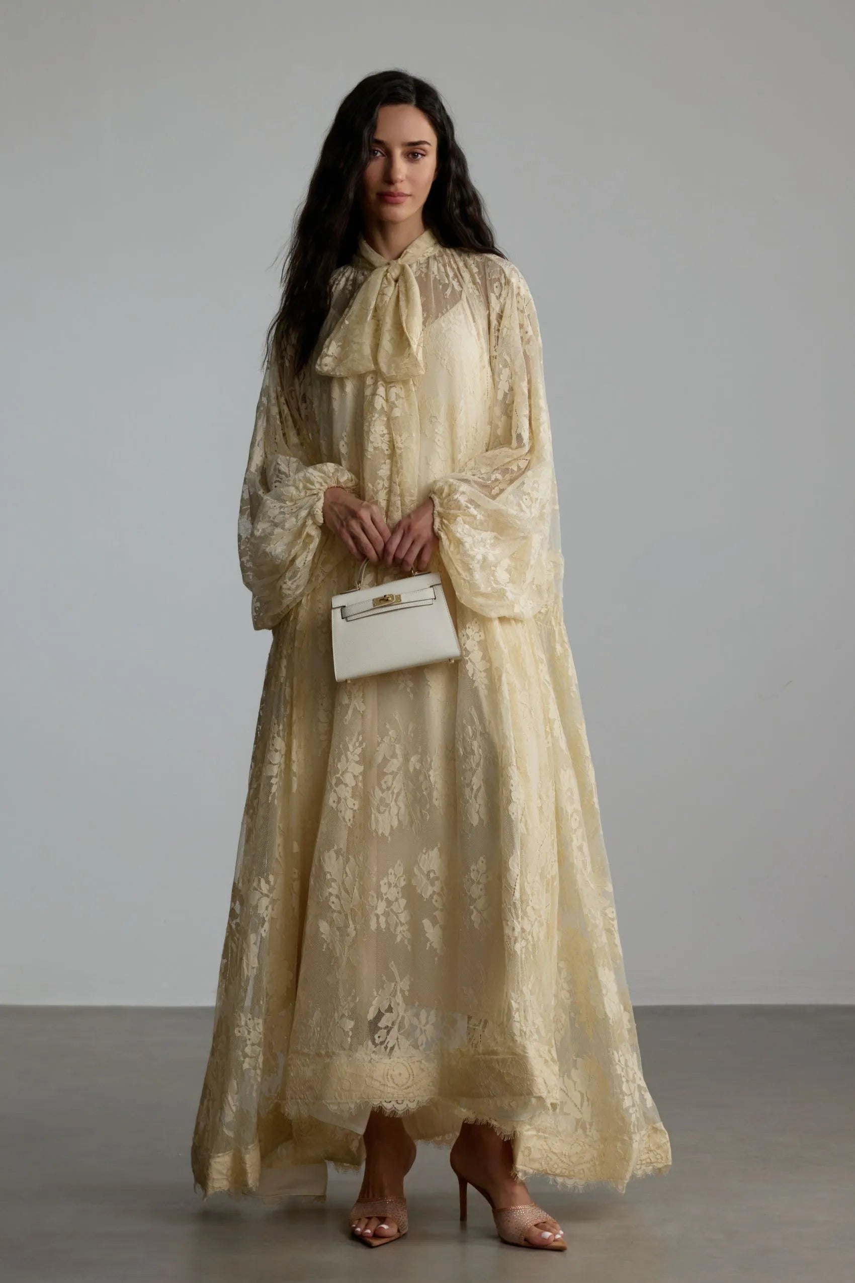 Vestido Iris en color beige crema con encaje calado · Cloe Paris