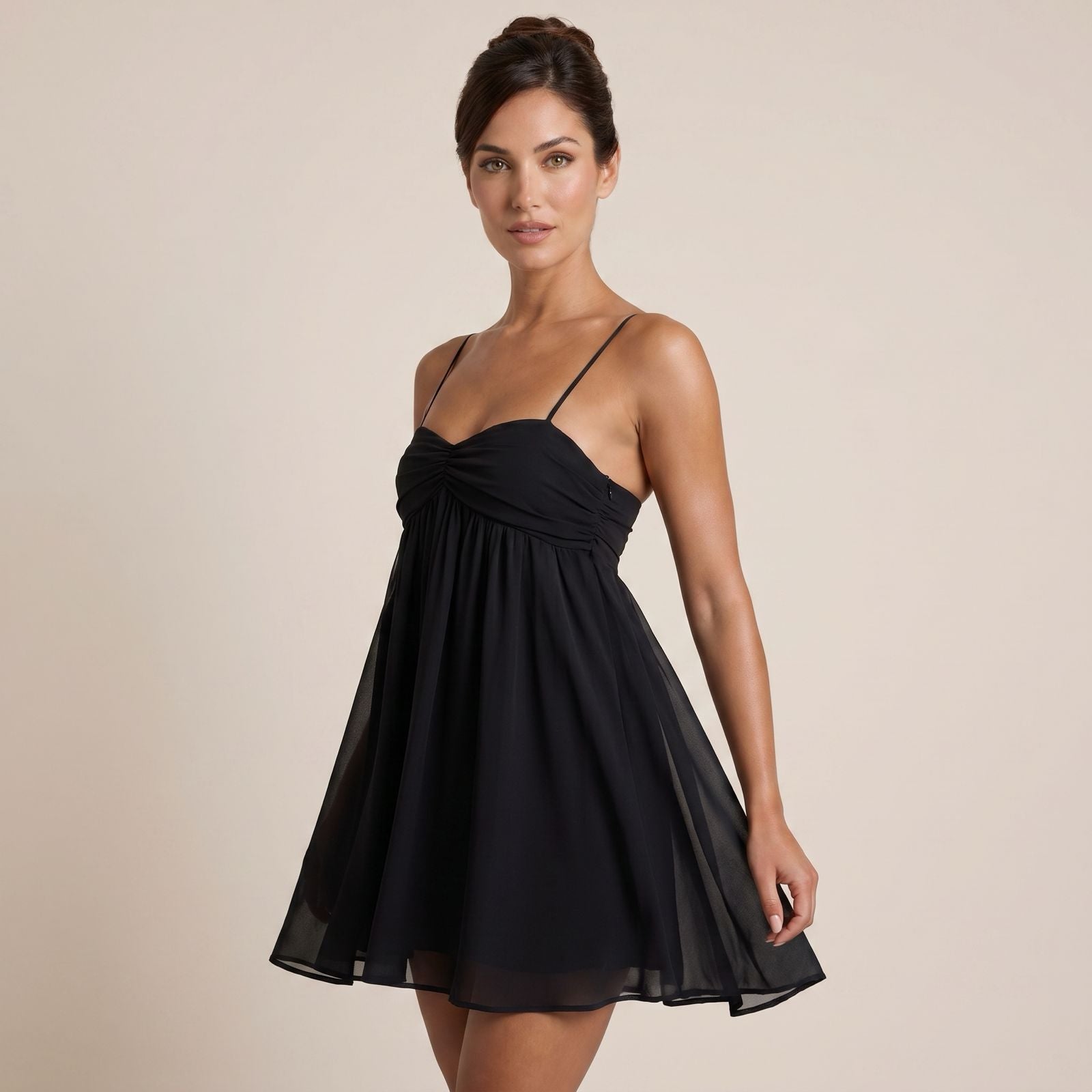 Vestido Noiré negro tirantes finos corto elegante – Cloe Paris
